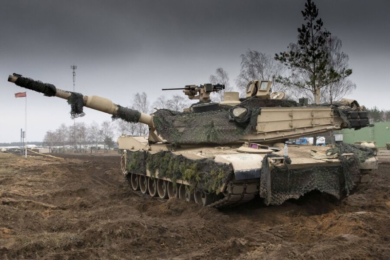 В Британии заявили об уязвимости НАТО после провала танков США на Украине